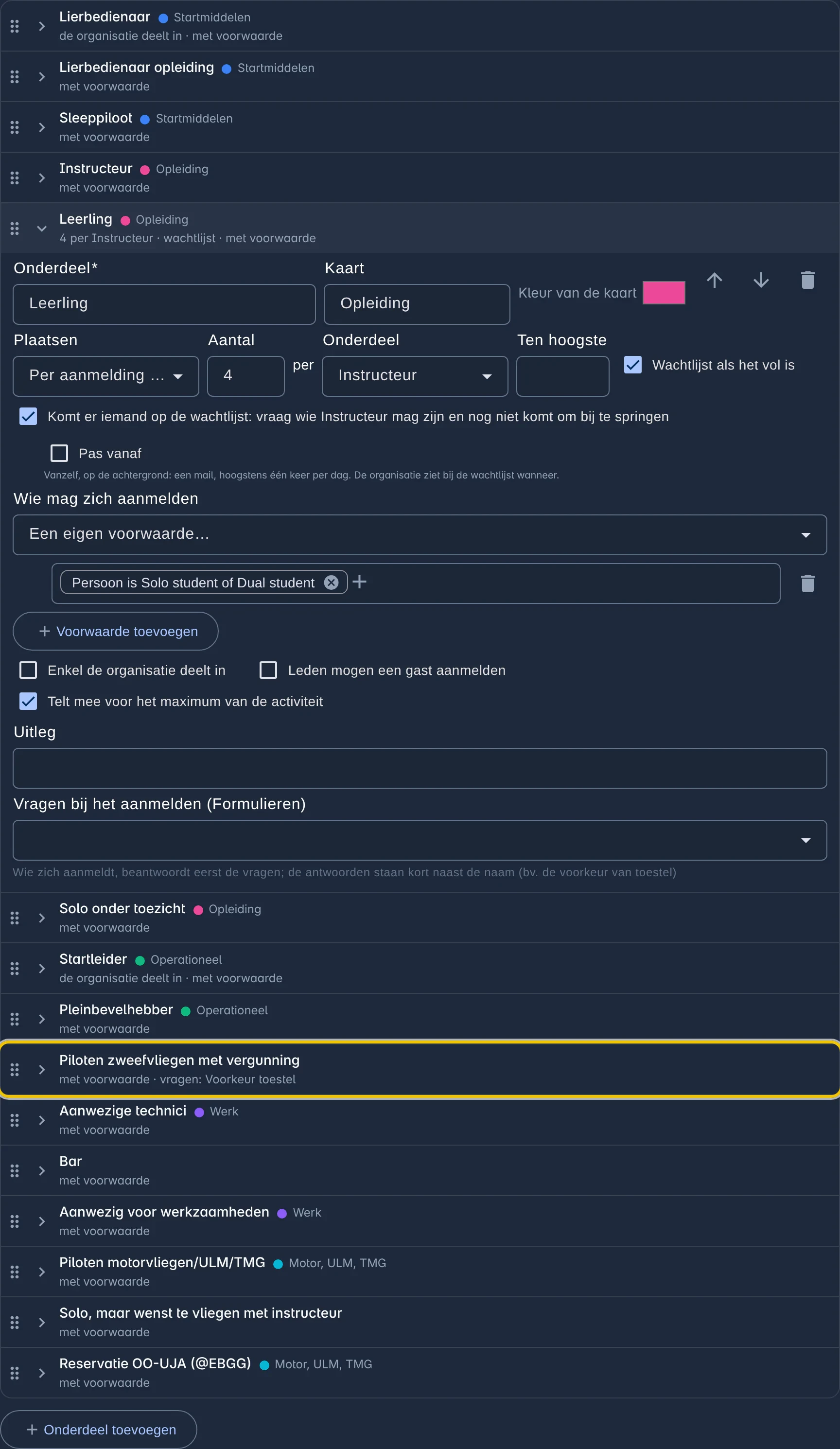 De onderdelen van de vliegdag in de editor, elk op één regel met ⠿ om te slepen, zijn kaart en wat er ingesteld is - bij Piloten zweefvliegen met vergunning de vragen Voorkeur toestel; Leerling is open: op de kaart Opleiding, 4 plaatsen per Instructeur, een wachtlijst als het vol is, de keuze om vanzelf instructeurs op te roepen, en wie zich mag aanmelden