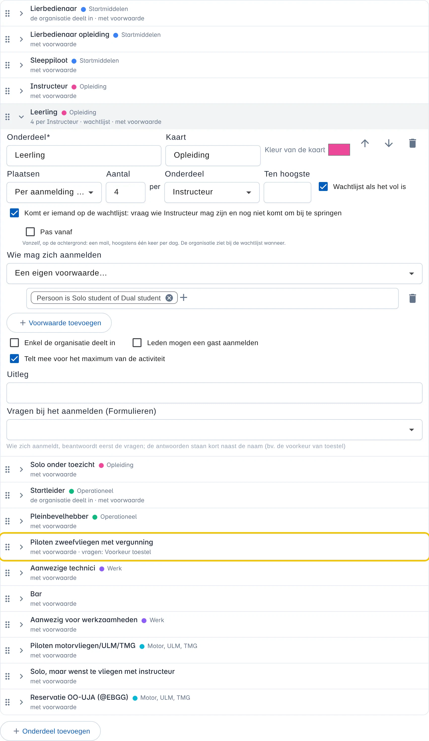 De onderdelen van de vliegdag in de editor, elk op één regel met ⠿ om te slepen, zijn kaart en wat er ingesteld is - bij Piloten zweefvliegen met vergunning de vragen Voorkeur toestel; Leerling is open: op de kaart Opleiding, 4 plaatsen per Instructeur, een wachtlijst als het vol is, de keuze om vanzelf instructeurs op te roepen, en wie zich mag aanmelden