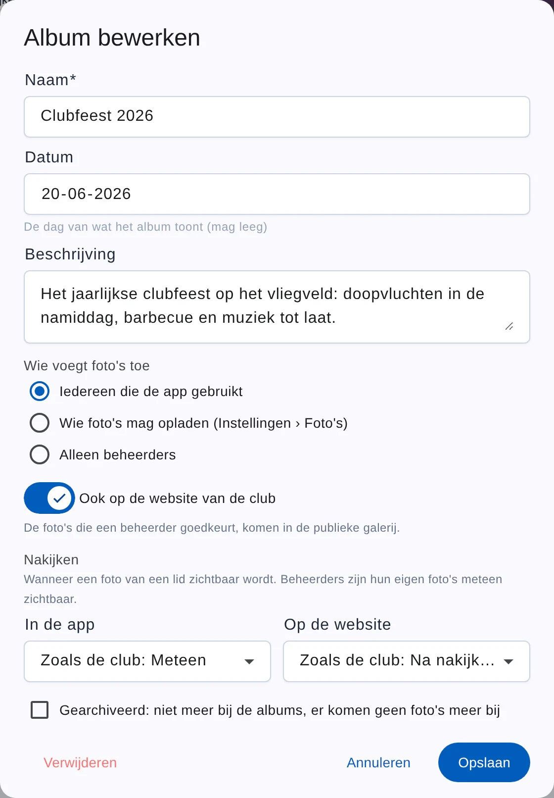 Het venster Album bewerken: naam, datum, beschrijving, wie foto's toevoegt, ook op de website, en Nakijken in de app en op de website
