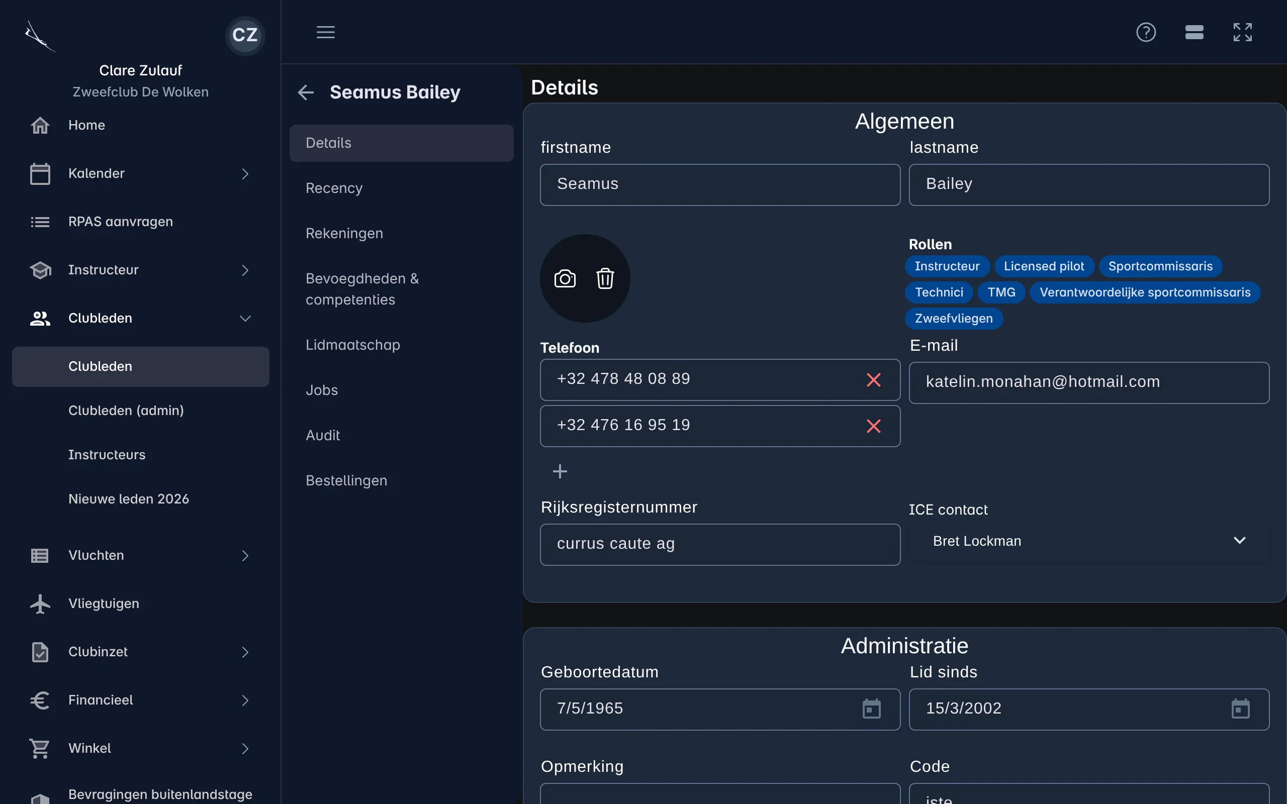 De detailpagina van een persoon met links de secties Details, Recency, Rekeningen, Lidmaatschap en meer