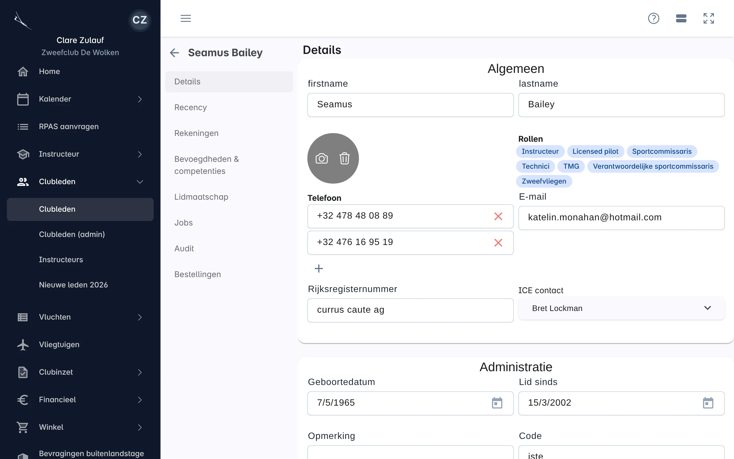 De detailpagina van een persoon met links de secties Details, Recency, Rekeningen, Lidmaatschap en meer