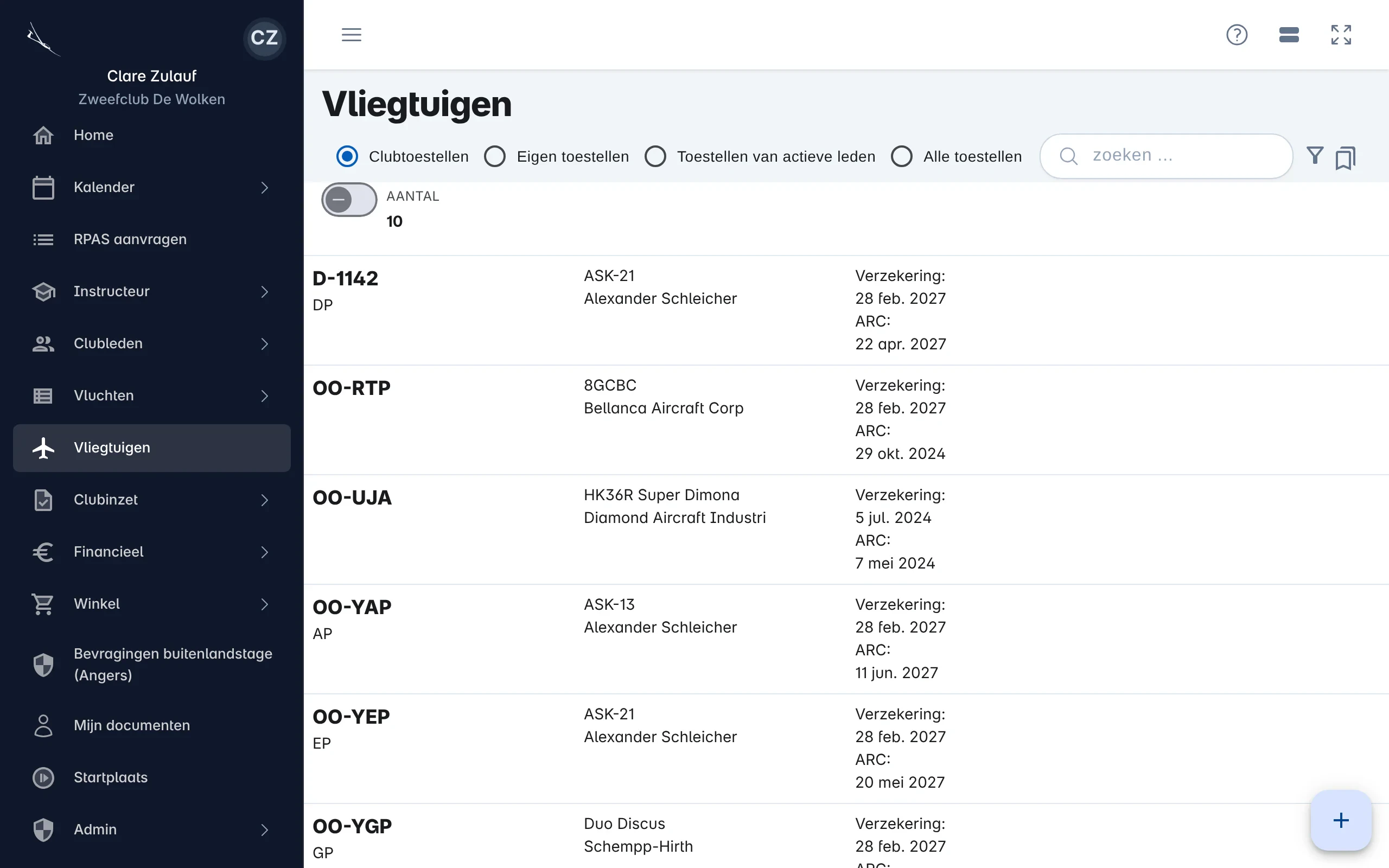 De lijst van vliegtuigen met immatriculatie, type, constructeur en de vervaldatums van verzekering en ARC